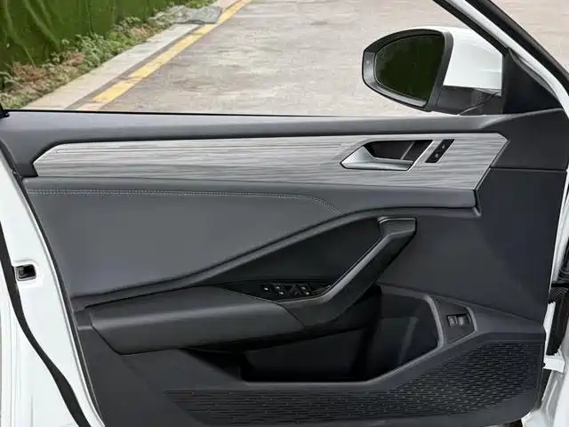 Фото 7 - Volkswagen Sagitar