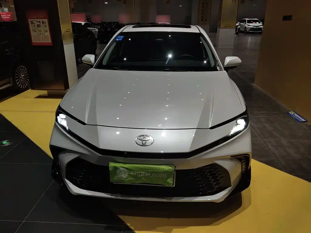 Toyota Camry 2026 Hybrid 2.0HSE Sport Lite Edition фото 3