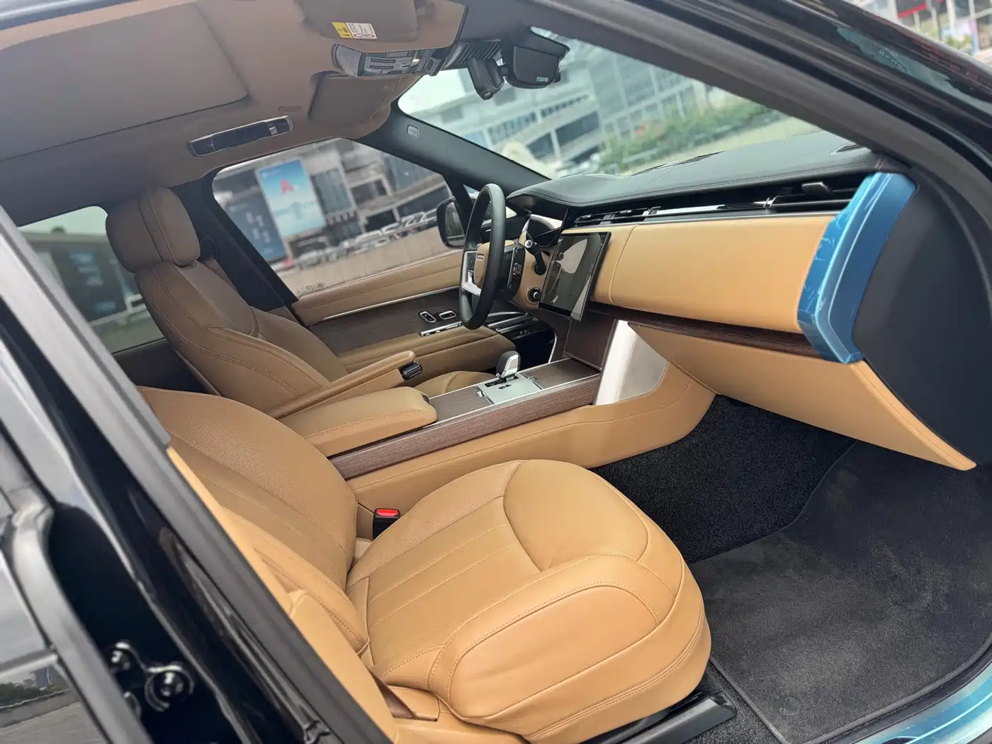 Land Rover Range Rover 2025 3.0 L6 400PS Flourishing Era Extended Wheelbase фото 10