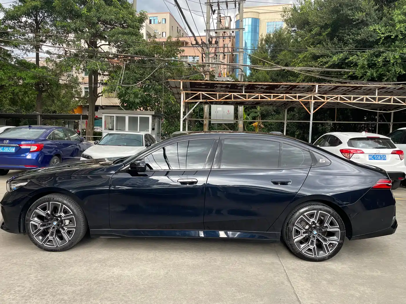 BMW 5 Series 2026 530Li Exclusive M Sport Package фото 3