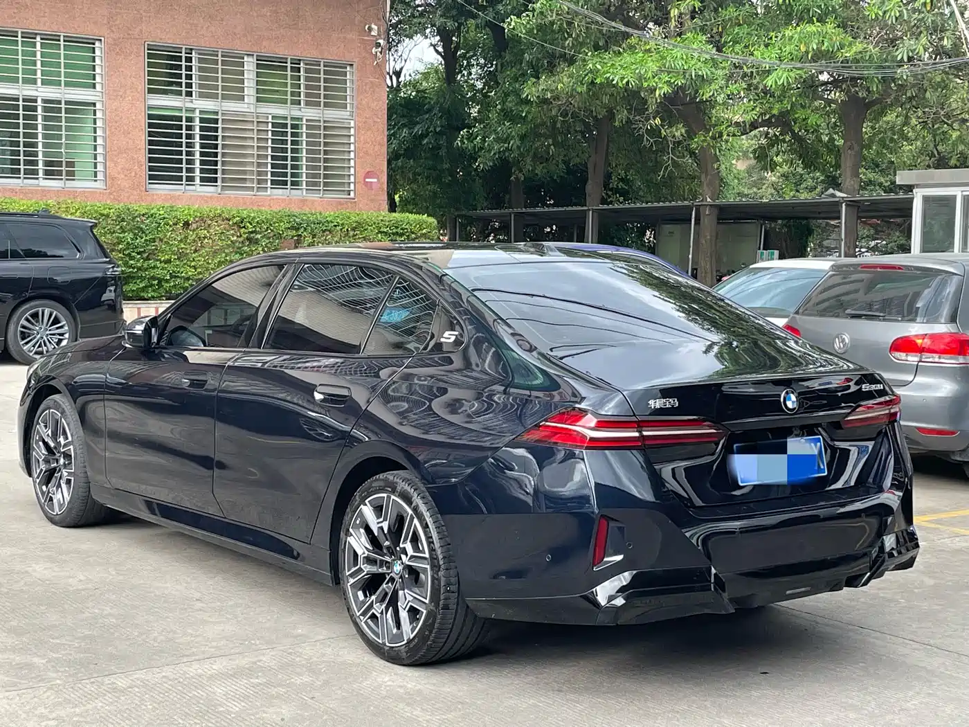 BMW 5 Series 2026 530Li Exclusive M Sport Package фото 4