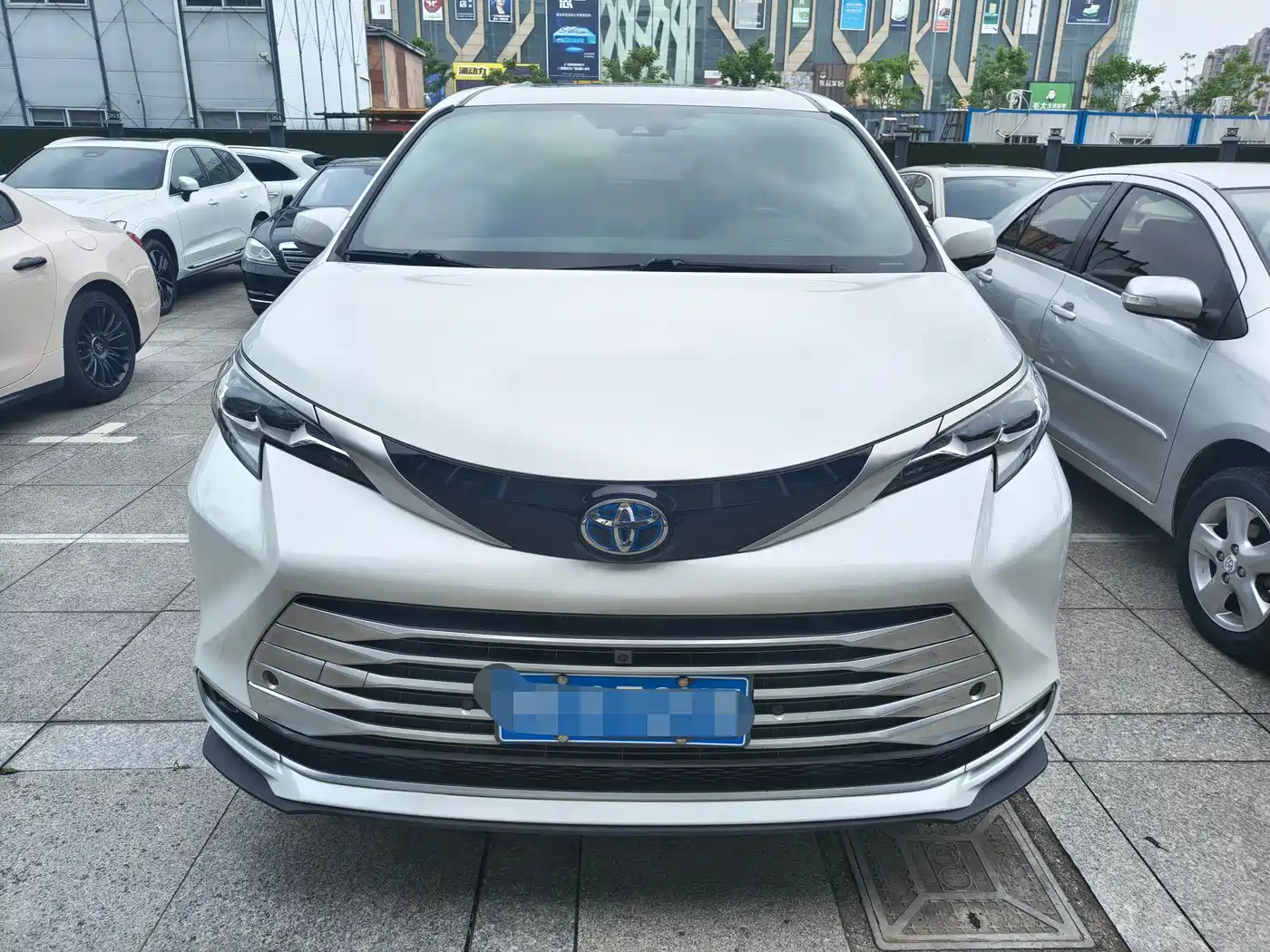 Toyota Sienna 2021 2.5L Hybrid Platinum Edition фото 2