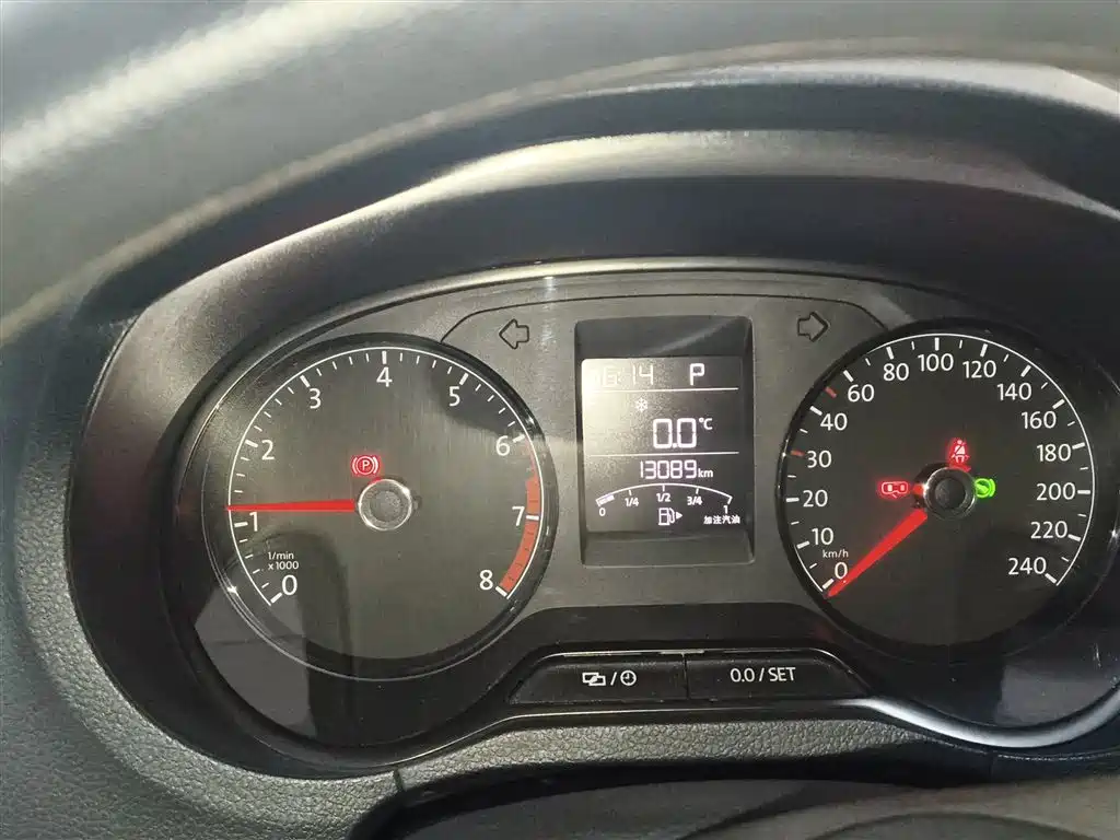 Volkswagen Polo 2016 1.4L Automatic Trend фото 8