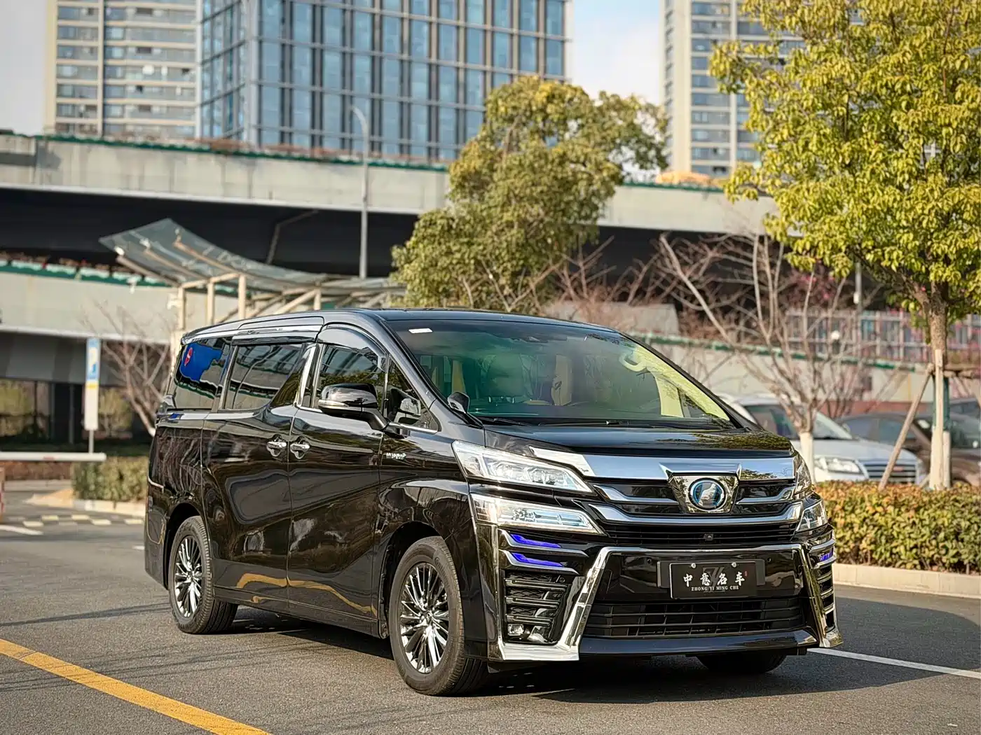 Toyota Vellfire 2019 Hybrid 2.5L HV Premium Edition фото 3