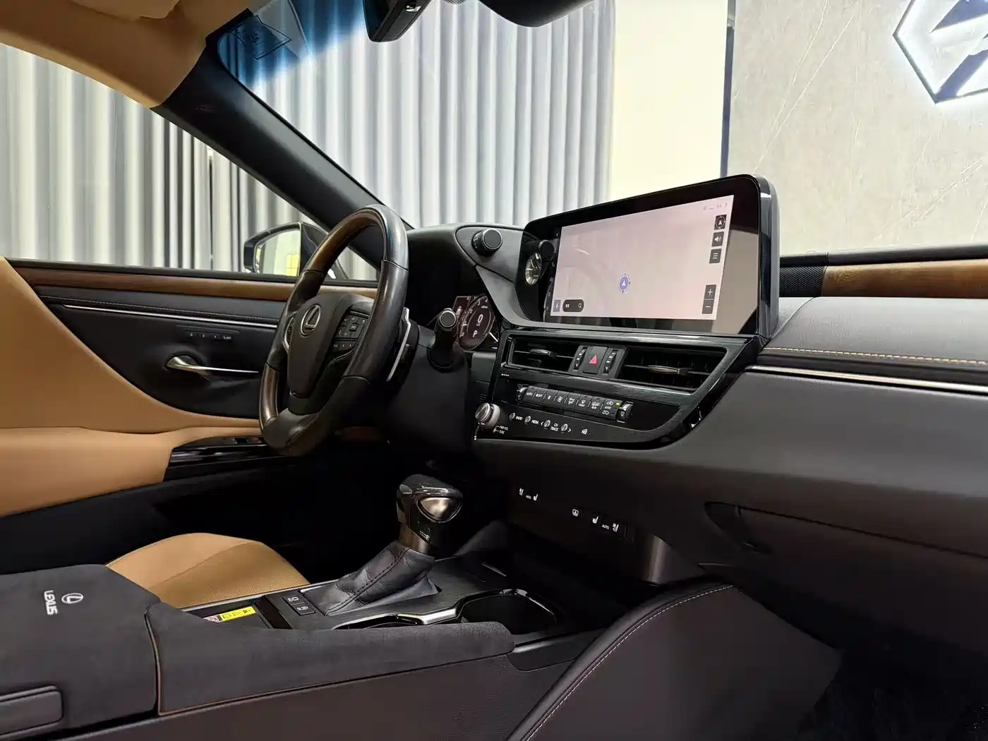 Lexus ES 2023 200 Luxury Edition фото 12