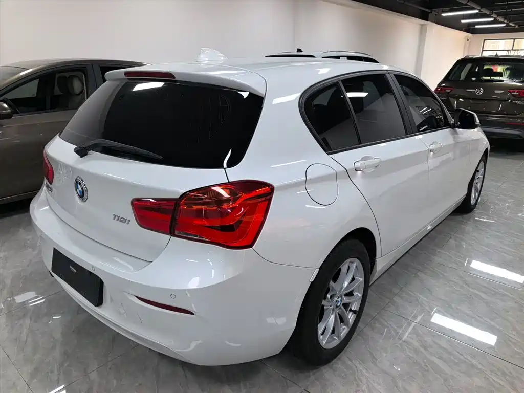 BMW 1 Series (Import) 2018 118i Leading фото 5