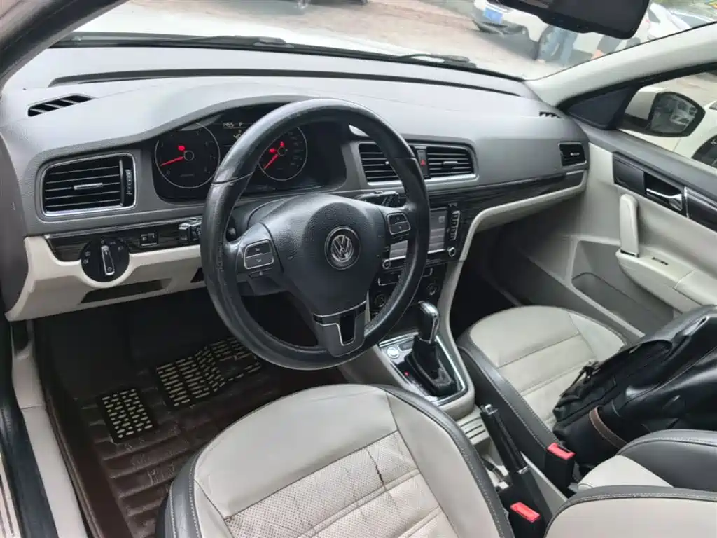 Volkswagen Lavida Tour 2013 1.6L Auto Luxury фото 10