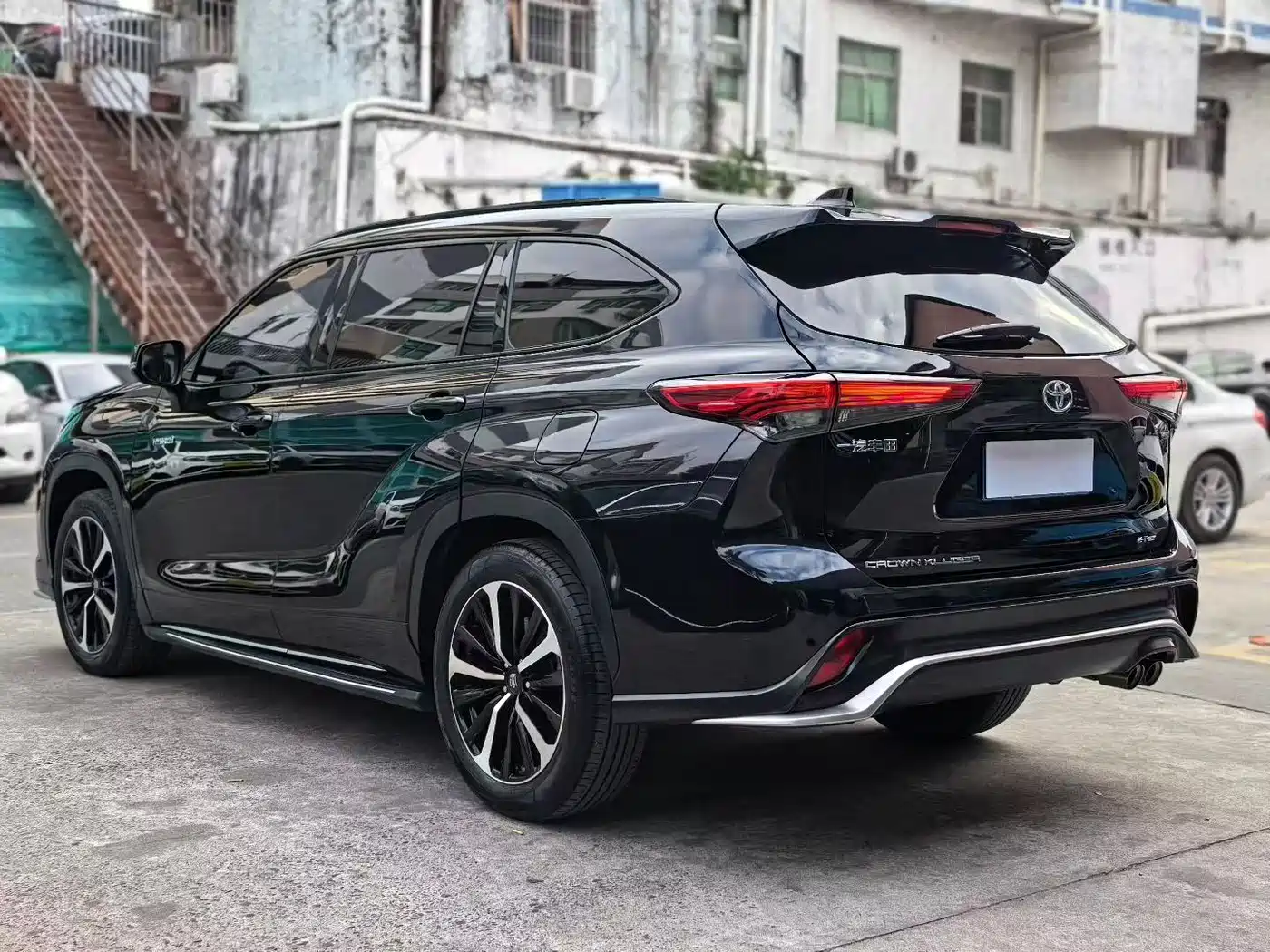Toyota Crown Kluger 2022 2.5L HEV 4WD Premium Edition фото 9