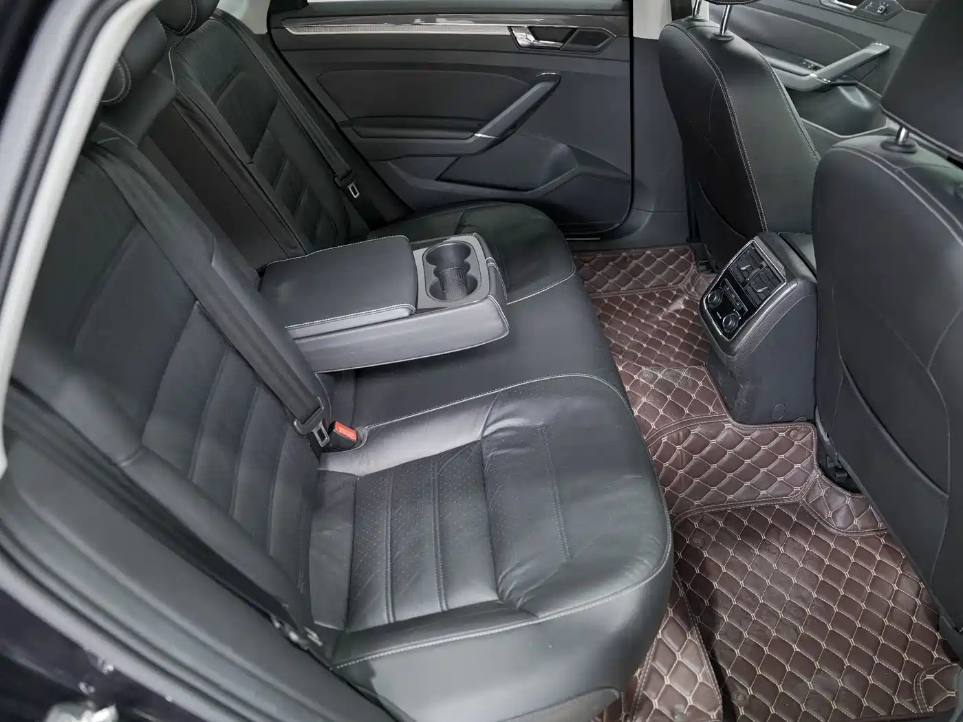 Volkswagen Passat 2017 330TSI DSG Luxury фото 14