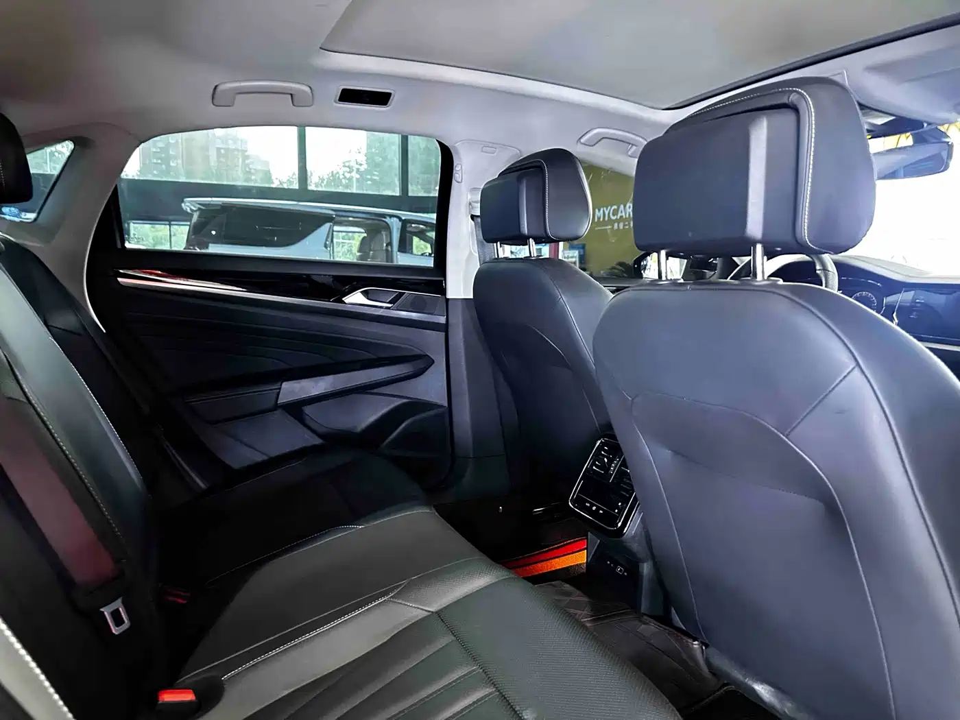 Volkswagen Passat 2025 Outstanding 330TSI Starlight Elite Edition фото 12