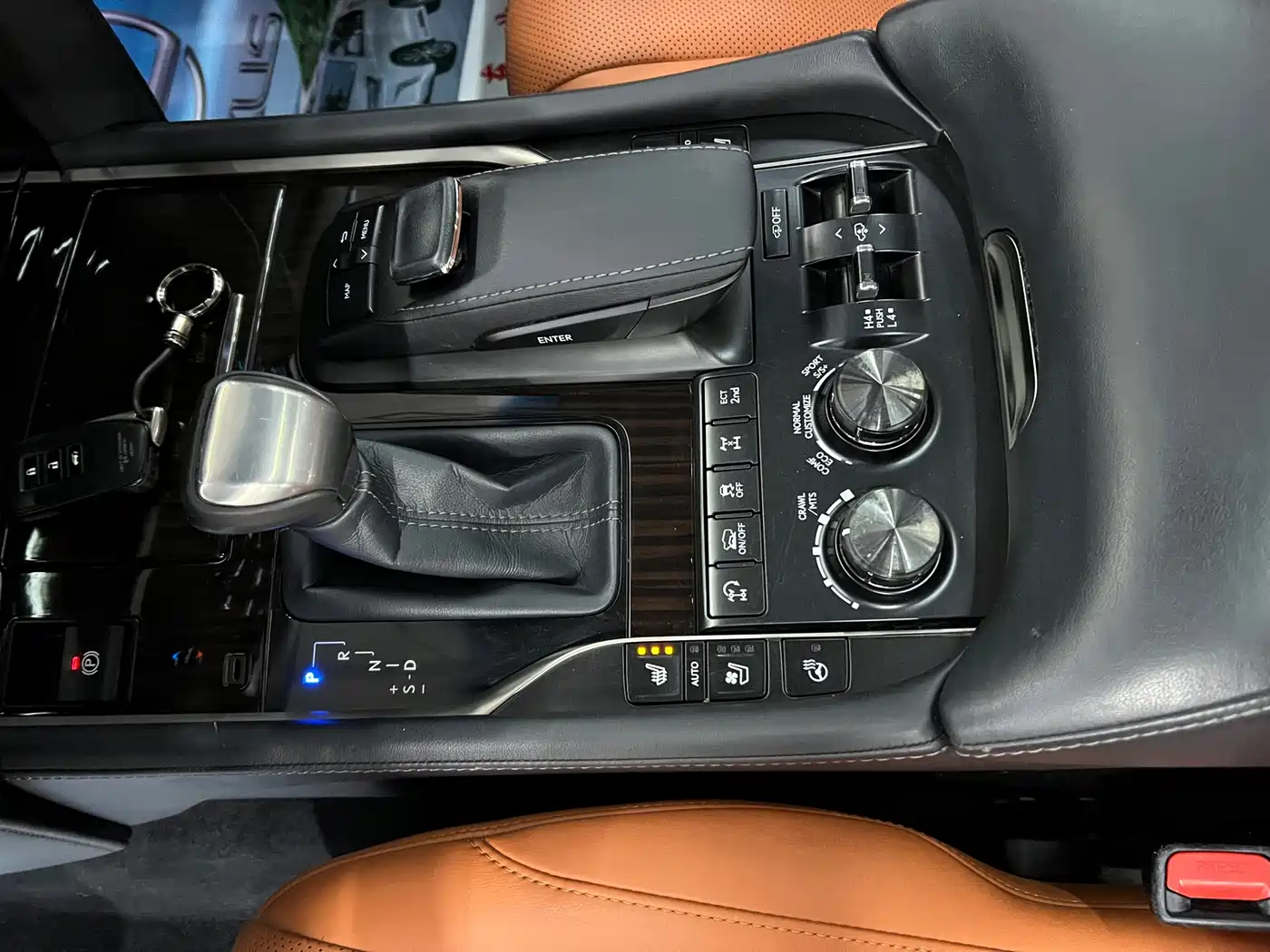 Фото 18 - Lexus LX