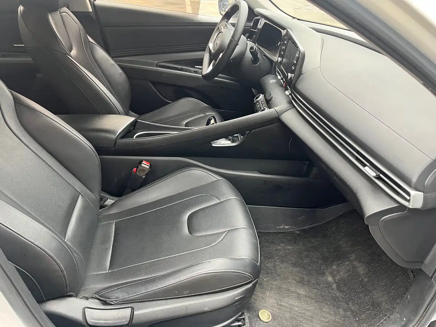 Hyundai Elantra 2022 1.5L CVT LUX Premium Edition фото 11