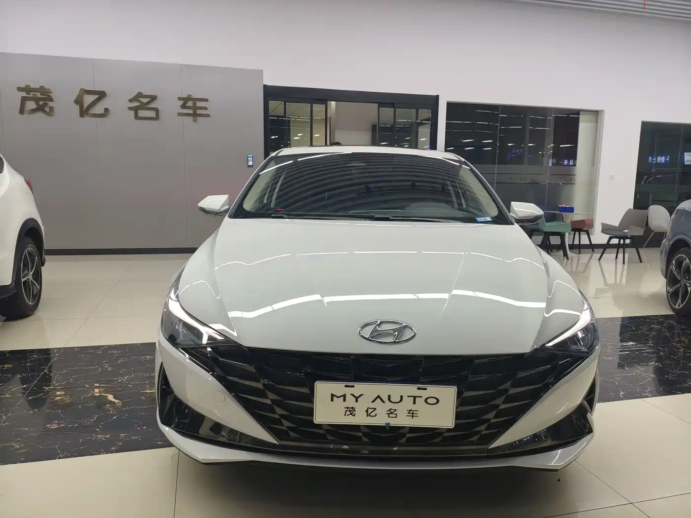 Hyundai Elantra 2022 1.5L CVT LUX Premium Edition фото 5