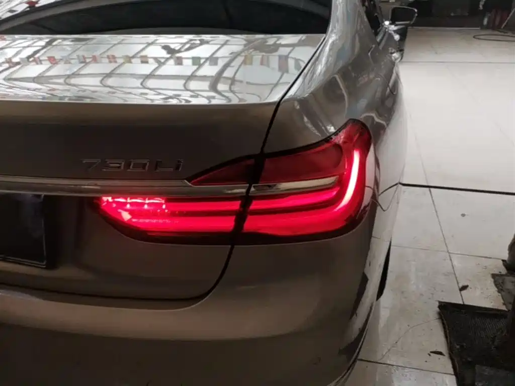 BMW 7 Series 2017 730Li Leading Edition фото 8
