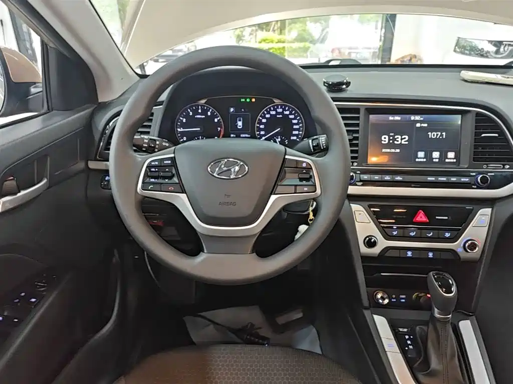 Hyundai Elantra 2016 Model 1.6L Automatic Smart Elite фото 11