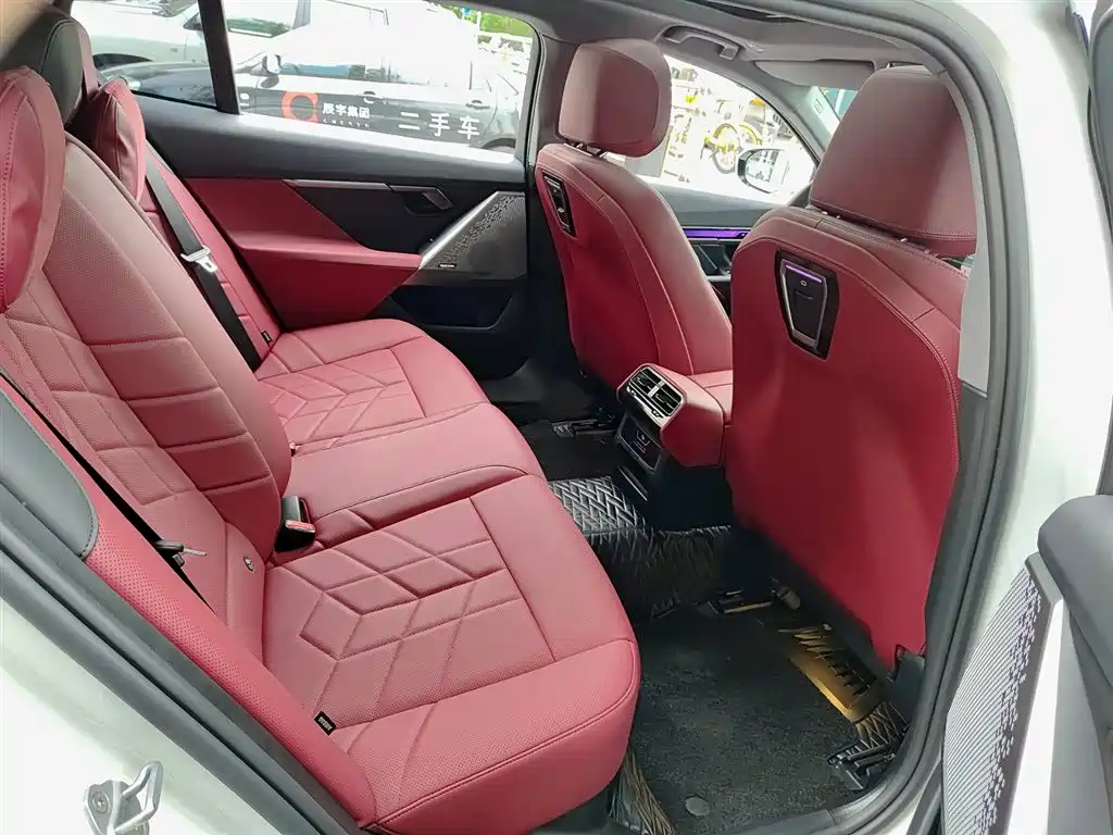 BMW 5 Series 2025 530Li Leading M Sport Package фото 11