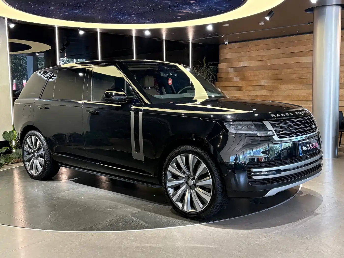 Land Rover Range Rover 2025 3.0 L6 400PS Flourishing Era Extended Wheelbase фото 3