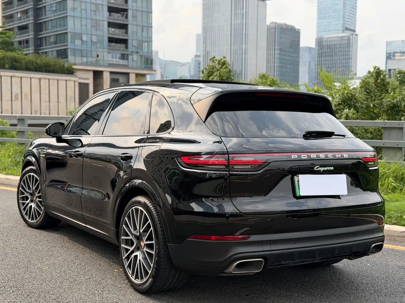 Porsche Cayenne New Energy 2022 Cayenne E-Hybrid 2.0T Platinum Edition фото 4