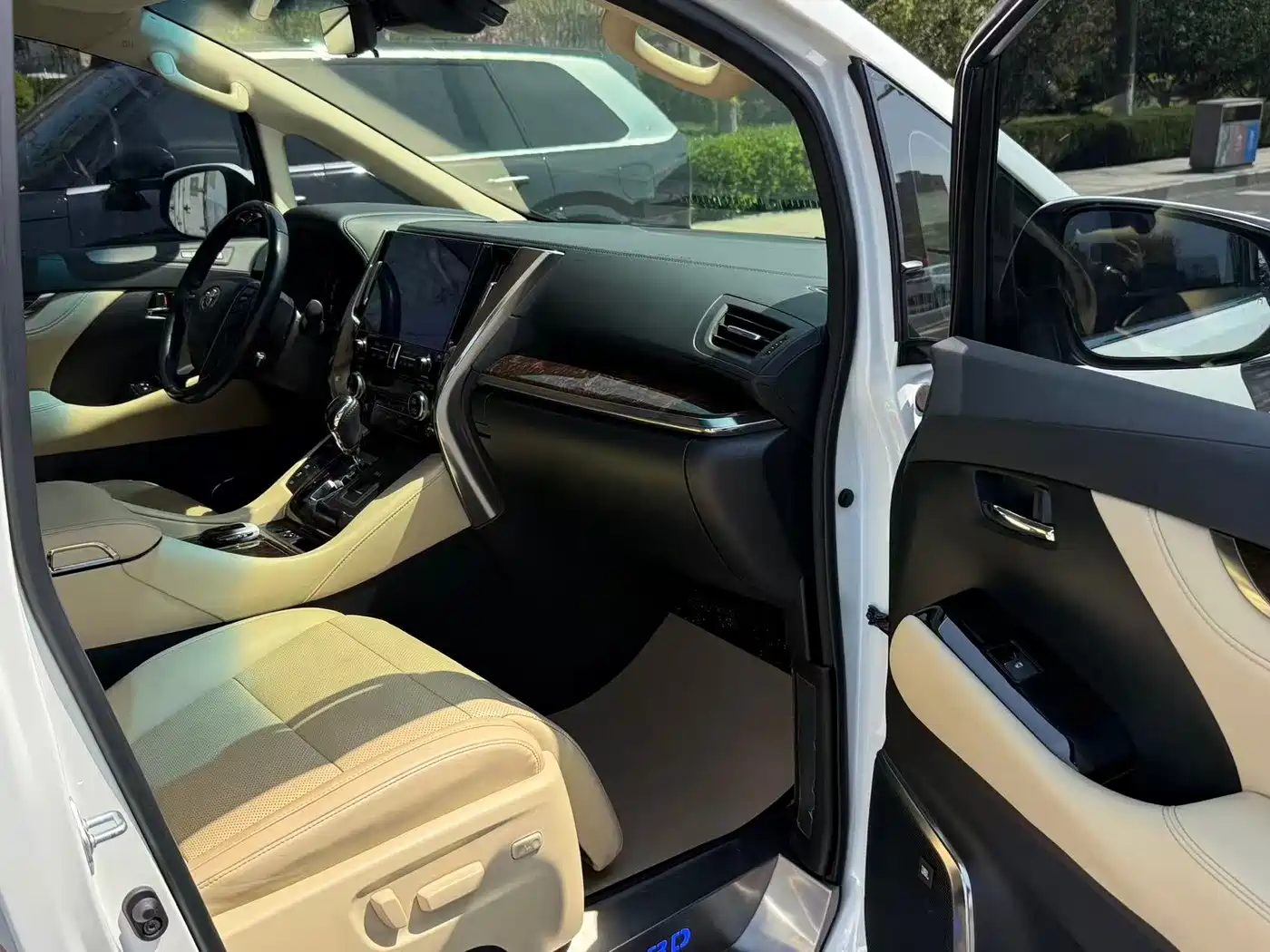 Toyota Alphard 2021 Hybrid 2.5L Luxury фото 7