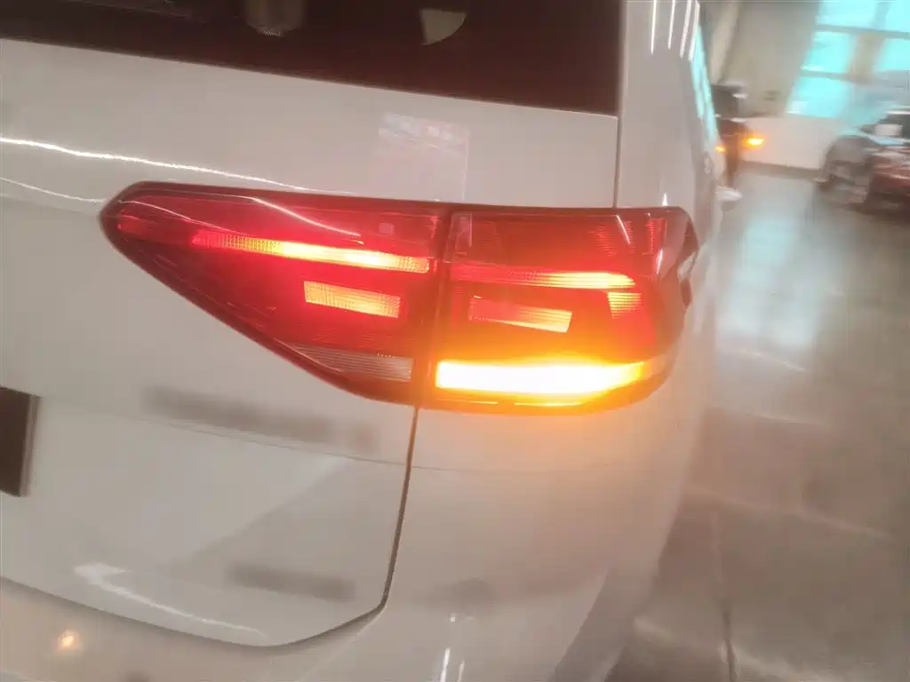 Volkswagen Touran 2018 Touran L 280TSI DSG Trendline 7-seater China V фото 8