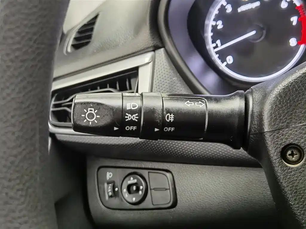 Hyundai Verna 2017 1.4L Manual Renewal Edition China VI фото 21