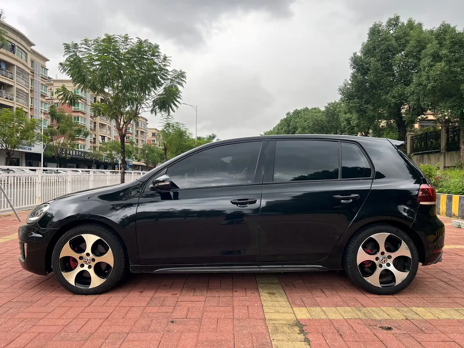 Photo 7 - Volkswagen Golf GTI