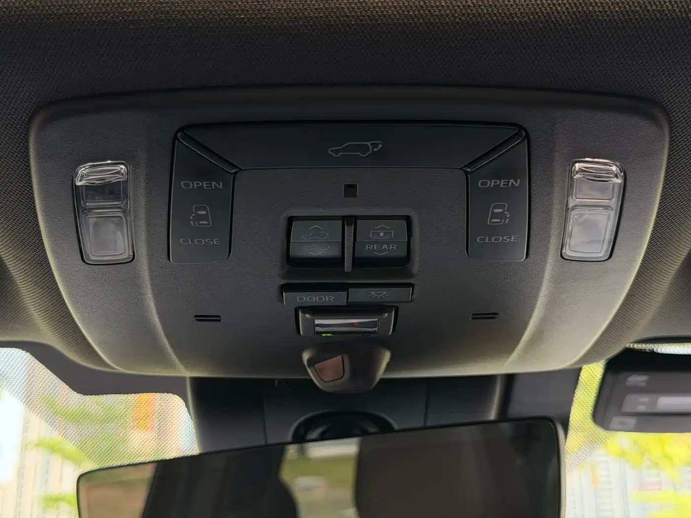 Toyota Sienna 2023 2.5L Hybrid Platinum Edition фото 17