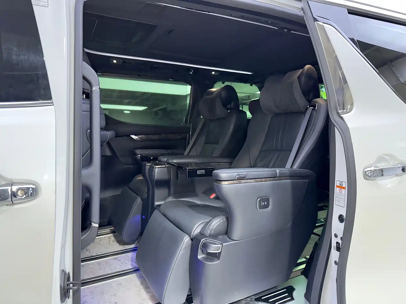 Toyota Alphard 2021 Hybrid 2.5L Premium фото 17