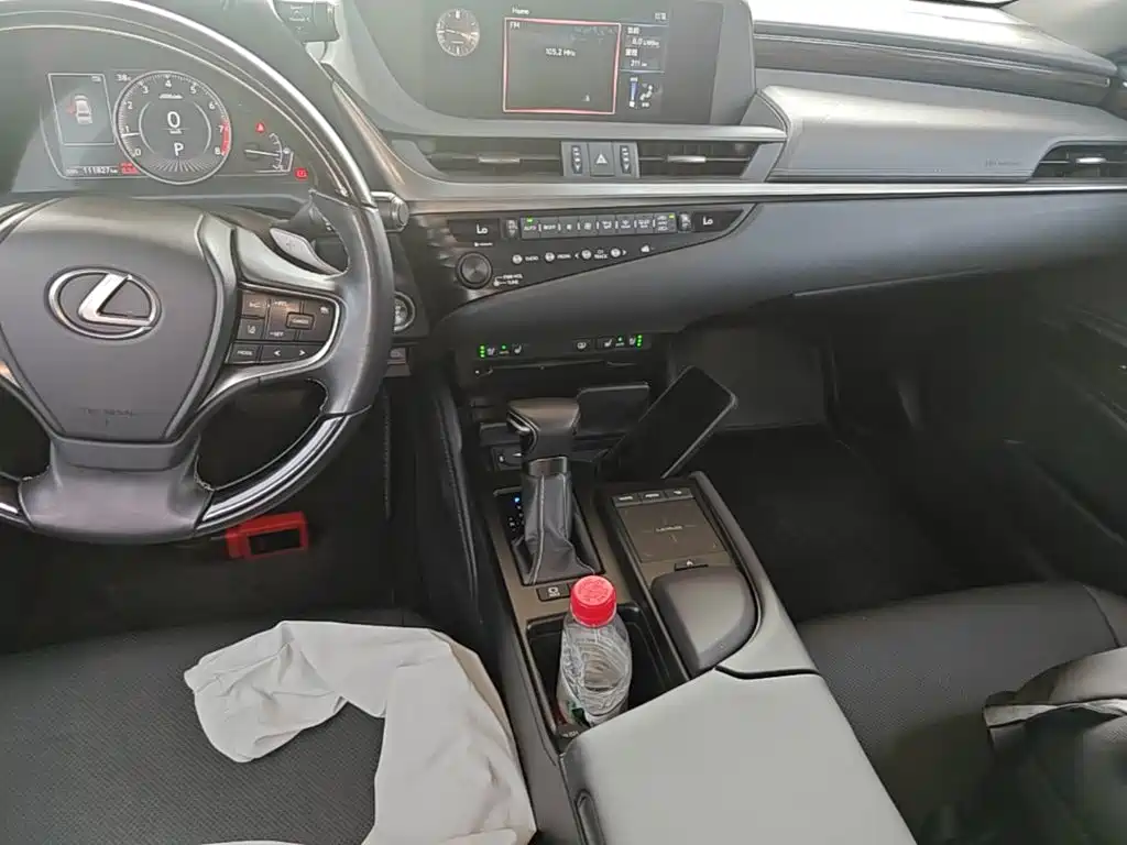 Фото 13 - Lexus ES