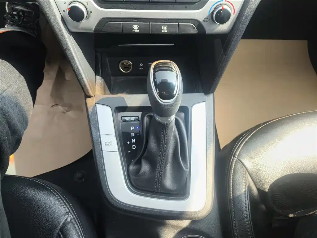 Hyundai Elantra 2016 Model 1.6L Automatic Smart Elite фото 9