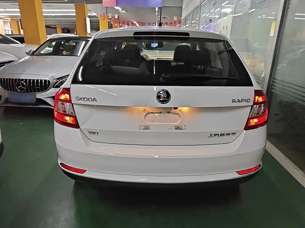 Škoda Skoda Rapid Spaceback 2016 Facelift 1.6L Automatic Innovation Edition фото 6
