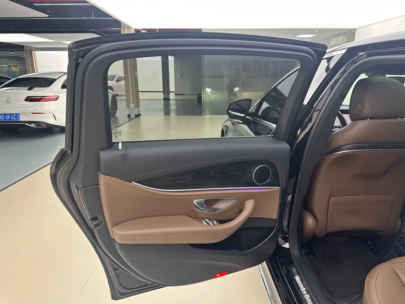 Mercedes-Benz E-Class New Energy 2022 E 350 e L Plug-in Hybrid Sedan фото 16