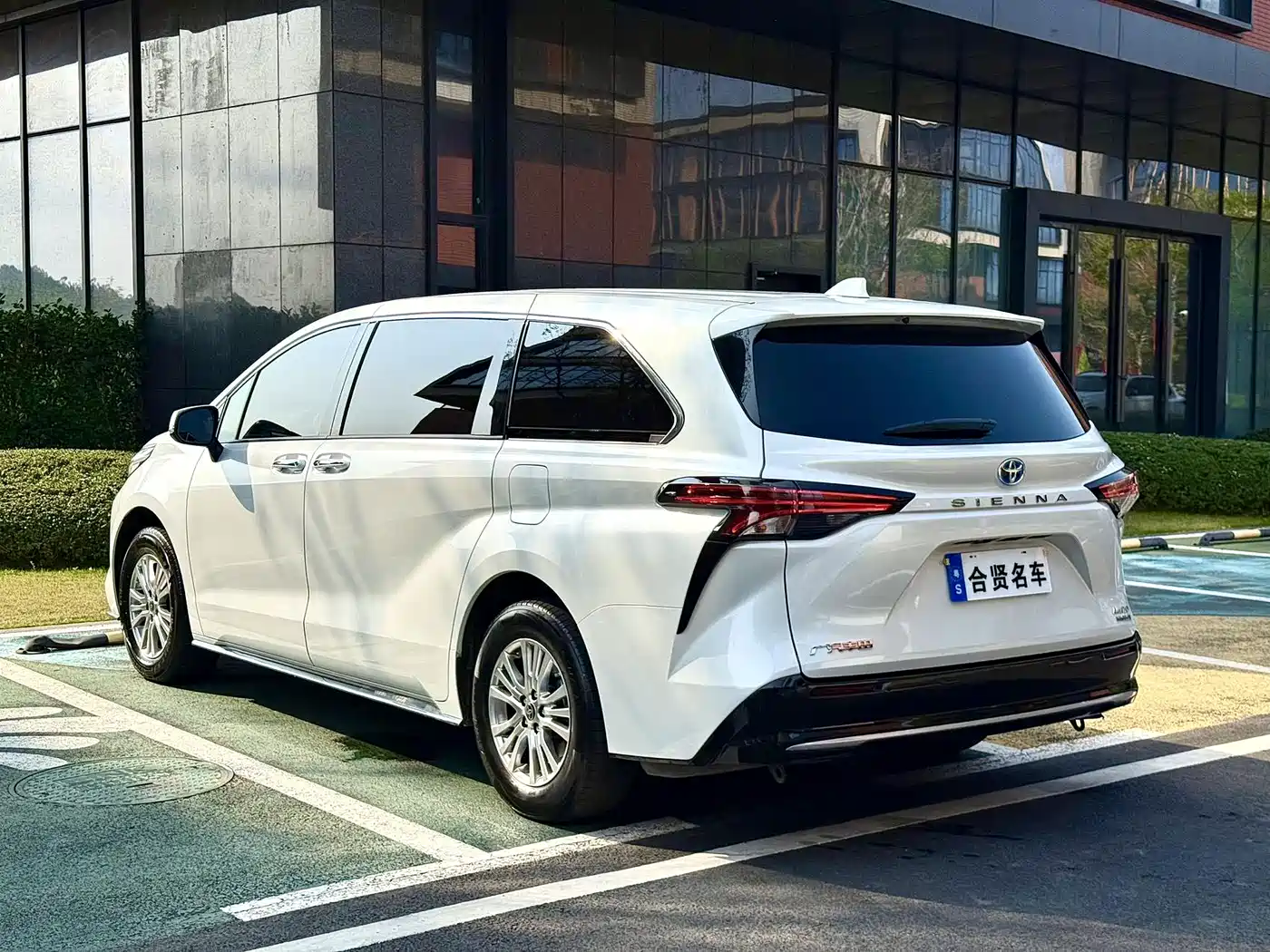 Toyota Sienna 2021 2.5L Hybrid Premium Edition фото 16