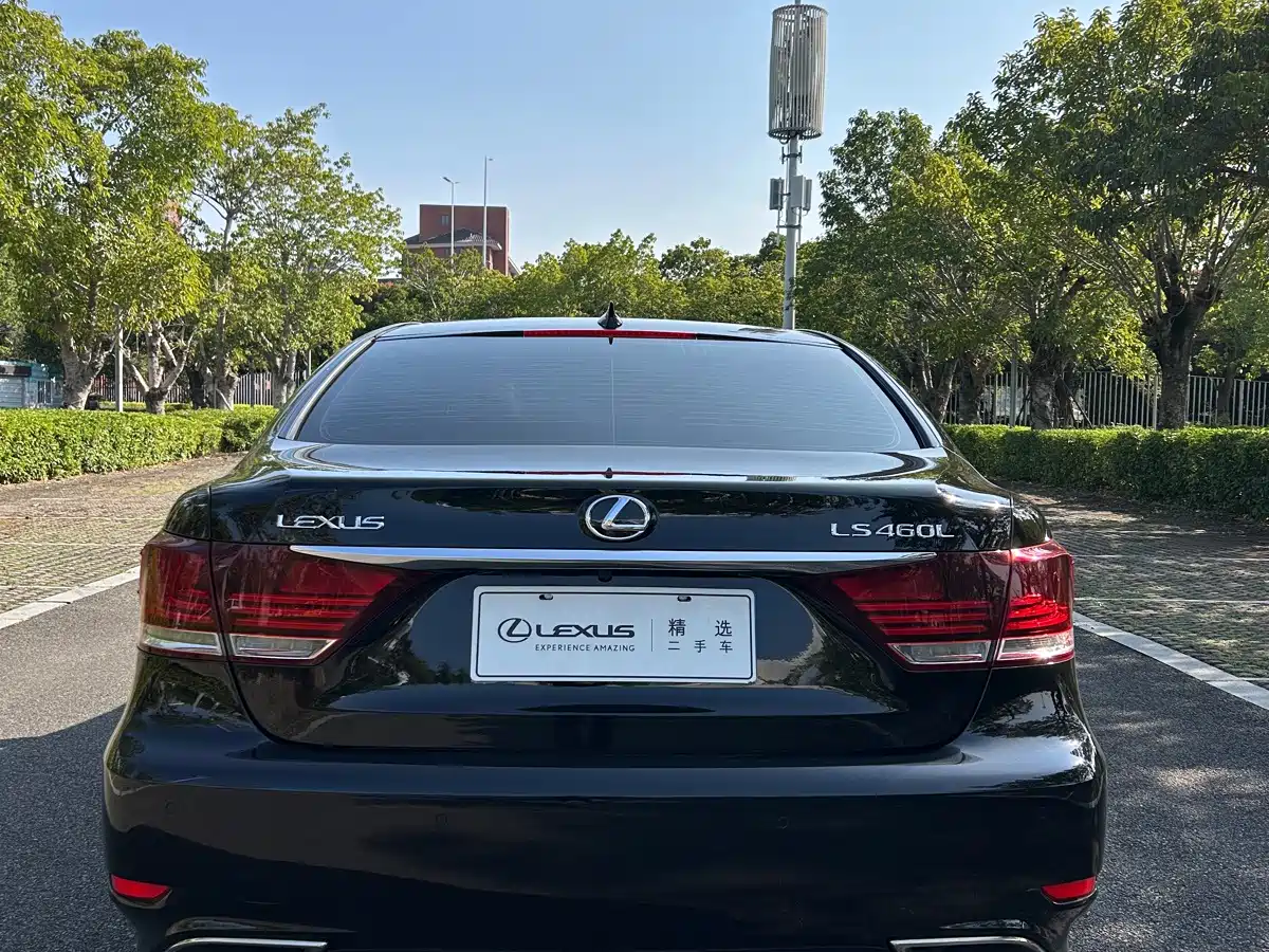 Фото 3 - Lexus LS