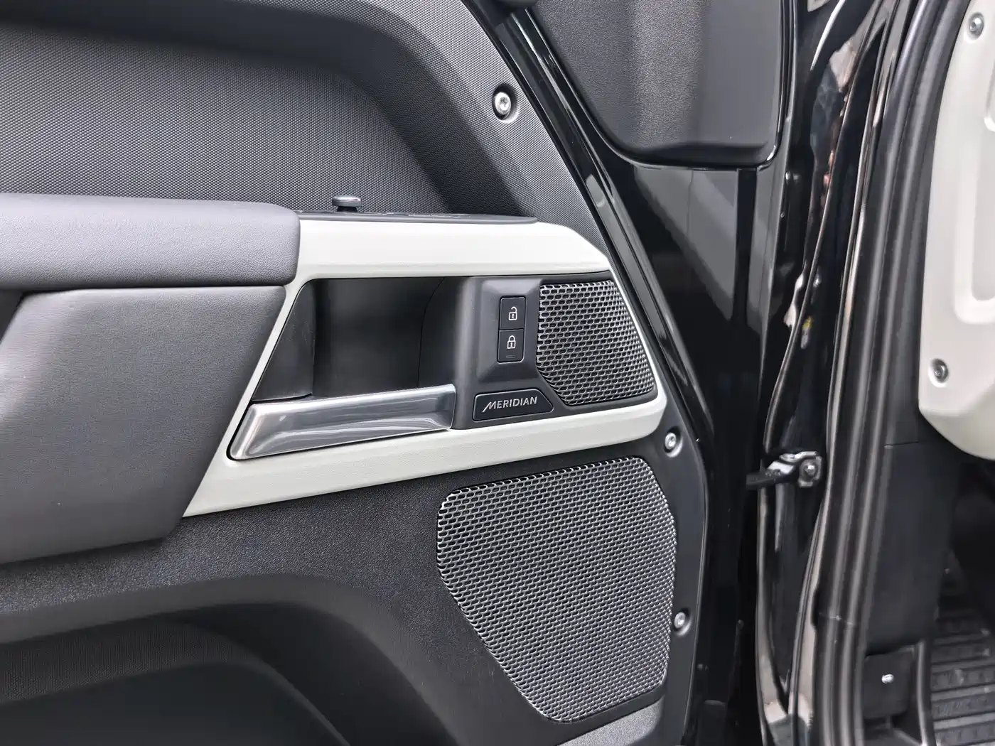 Land Rover Defender 2023 Model 110 3.0T P400 X-DYNAMIC HSE фото 11