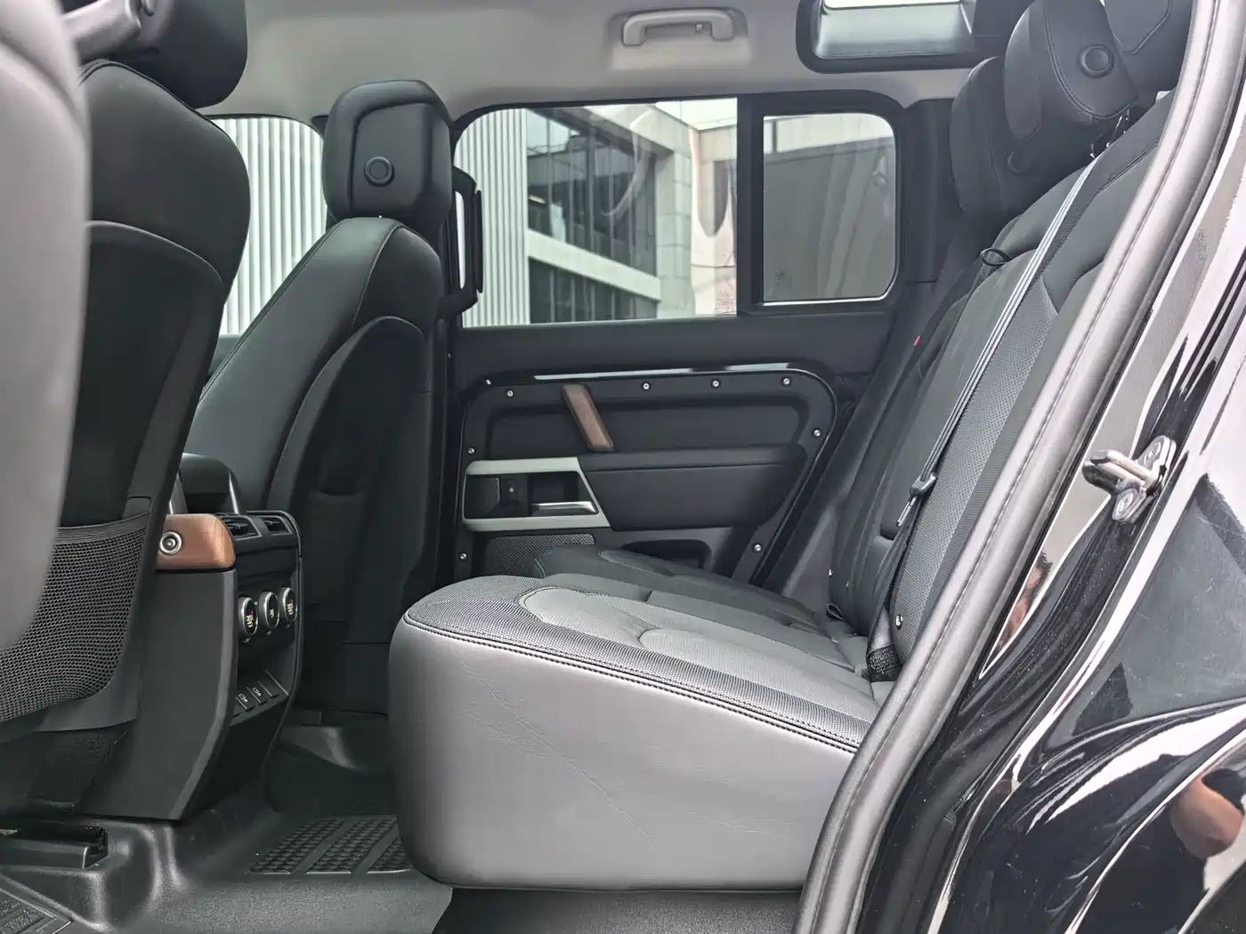 Land Rover Defender 2023 Model 110 3.0T P400 X-DYNAMIC HSE фото 18