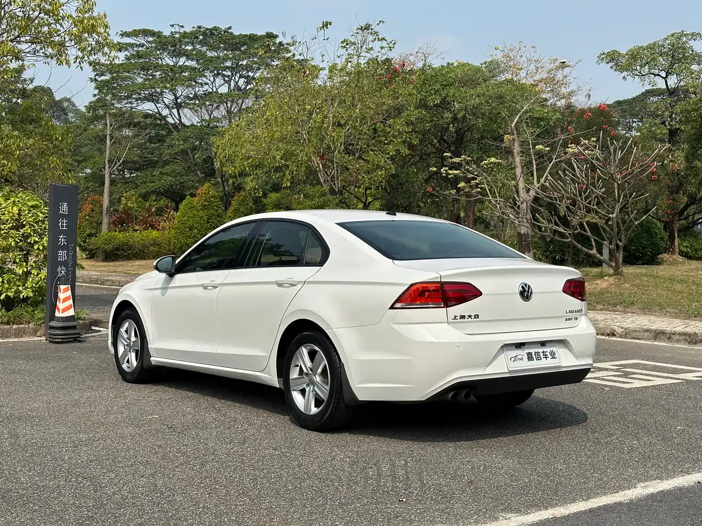 Volkswagen Lamando 2015 230TSI DSG Style фото 7