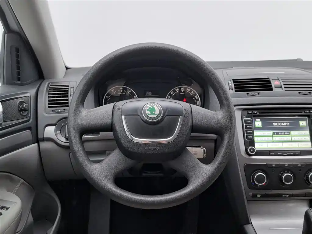 Škoda Octavia 2012 1.6L Manual Yijie Edition фото 11