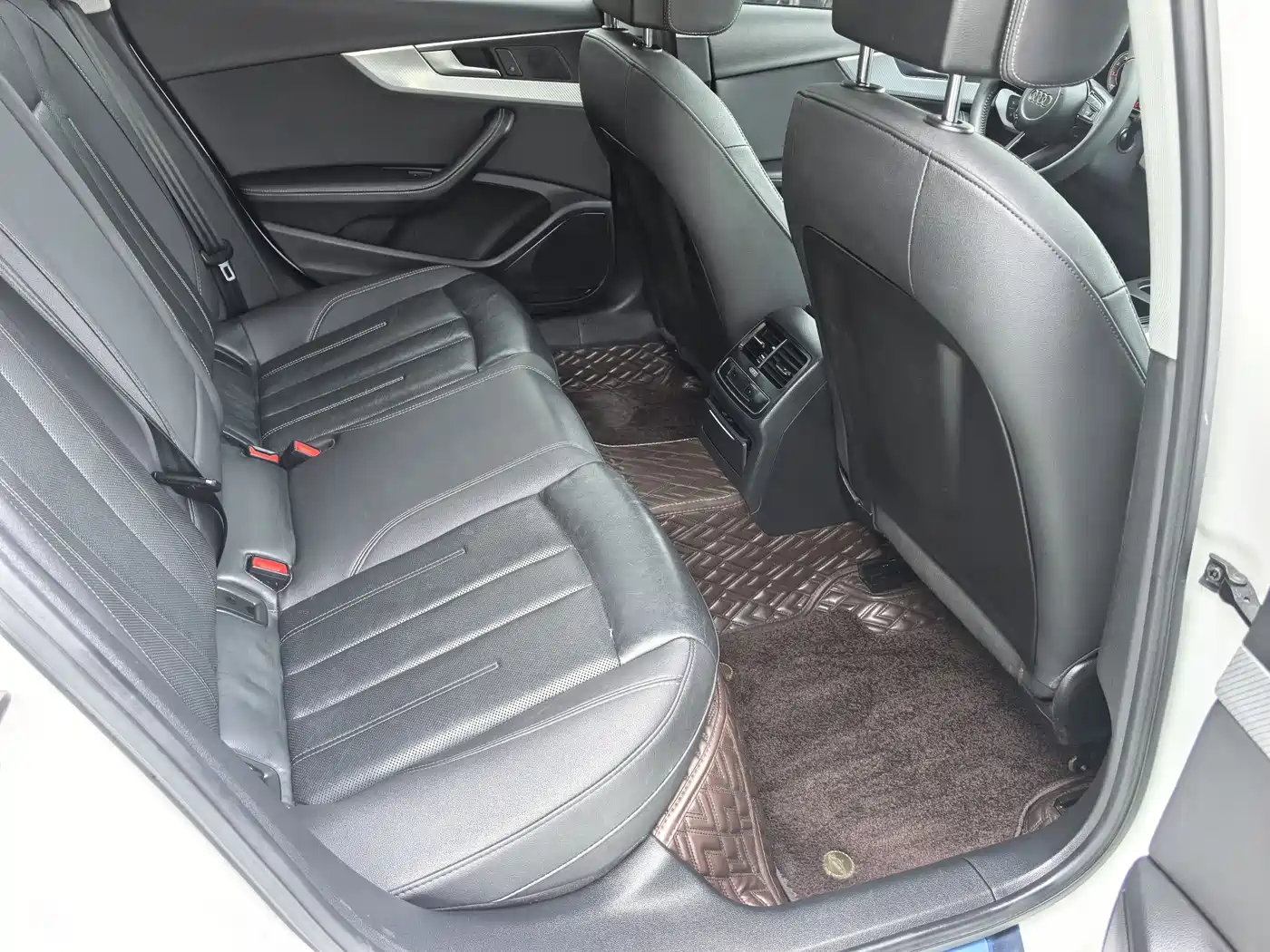 Audi A4L 2021 40 TFSI Premium Life Edition фото 13