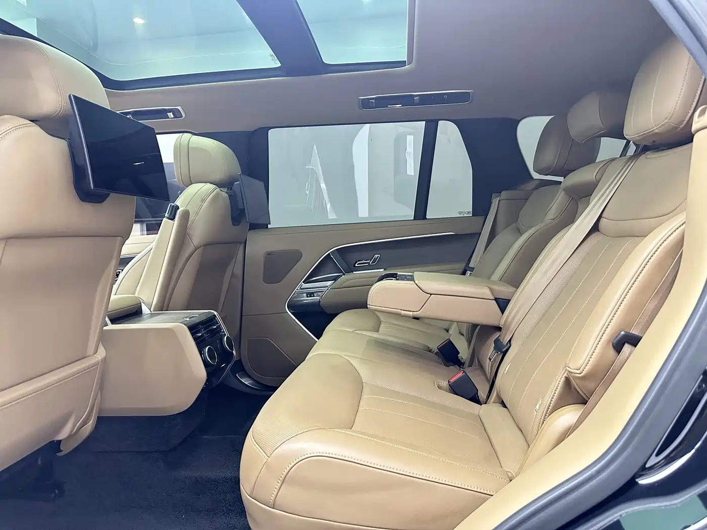 Land Rover Range Rover 2023 3.0 L6 400PS Golden Age Long Wheelbase фото 11