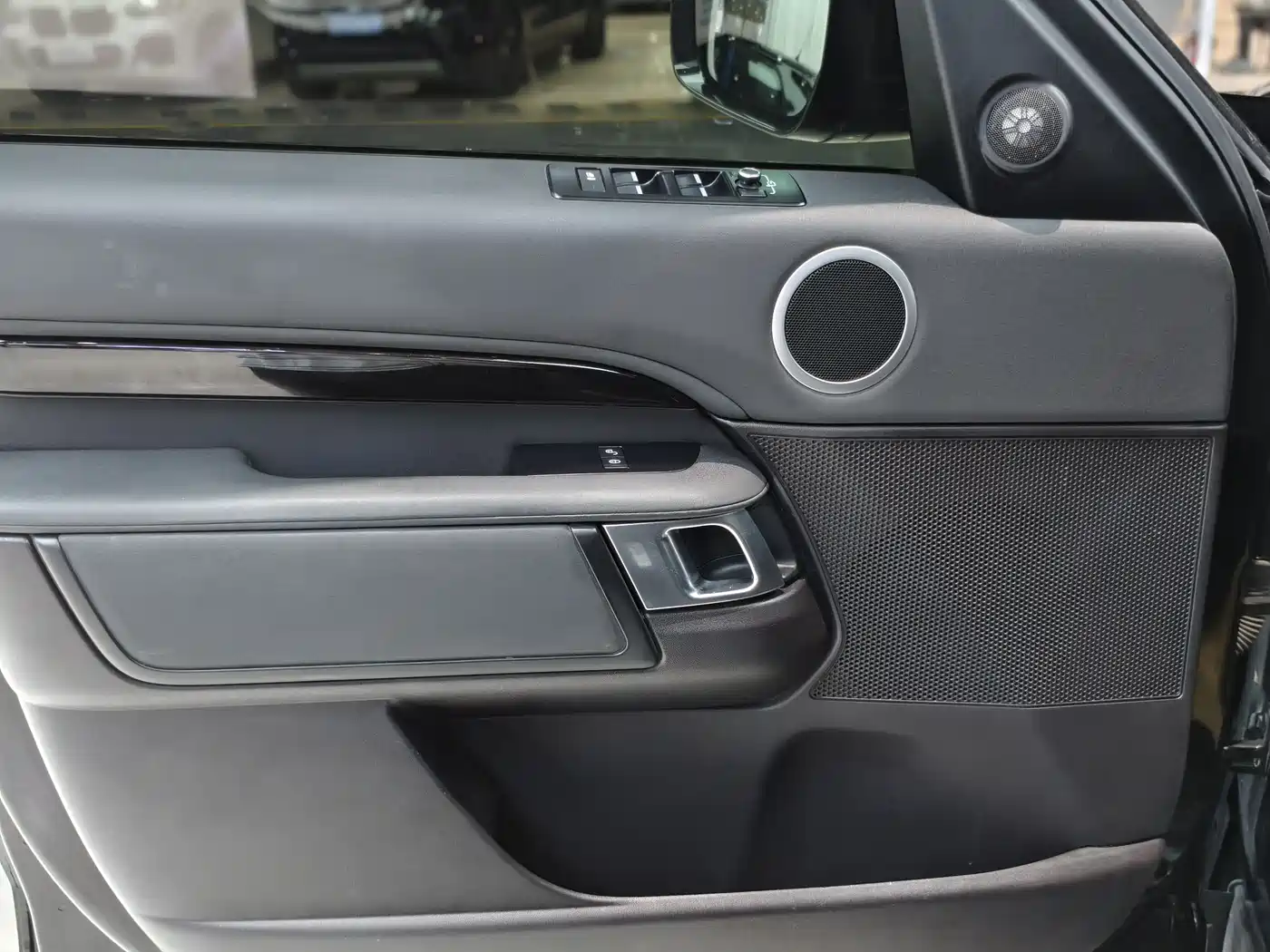 Land Rover Discovery 2019 3.0 SC V6 SE фото 4
