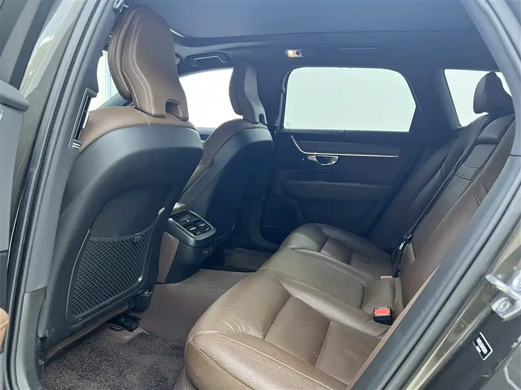 Фото 39 - Volvo V90