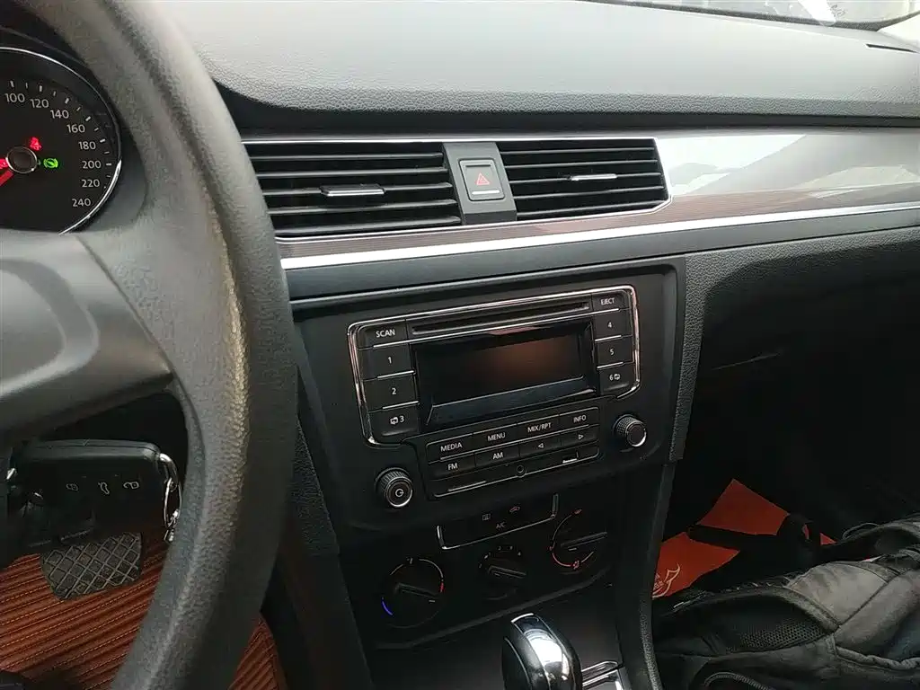 Volkswagen Bora 2017 1.6L Automatic Fashion Edition фото 13