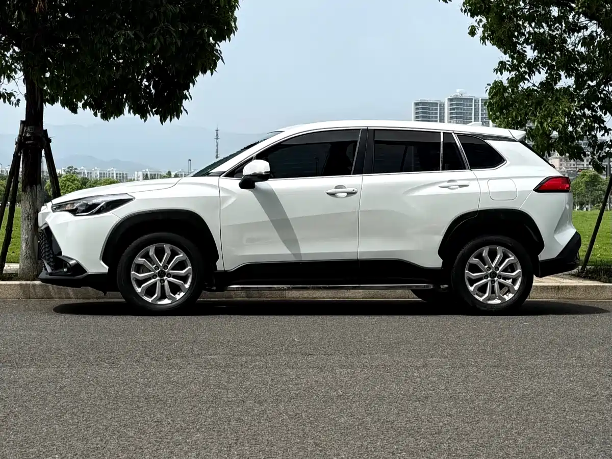 Toyota Frontlander 2023 2.0L CVT Leading Edition фото 3