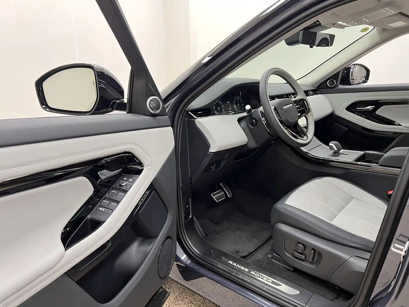 Land Rover Range Rover Evoque 2026 Range Rover Evoque L SE фото 8