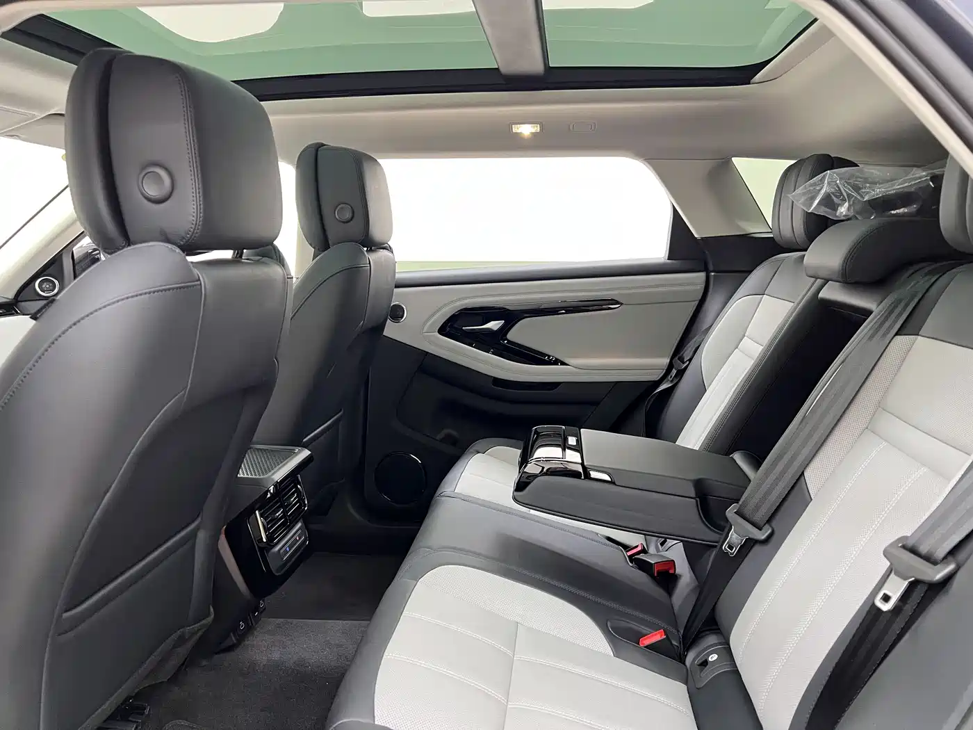 Land Rover Range Rover Evoque 2026 Range Rover Evoque L SE фото 15