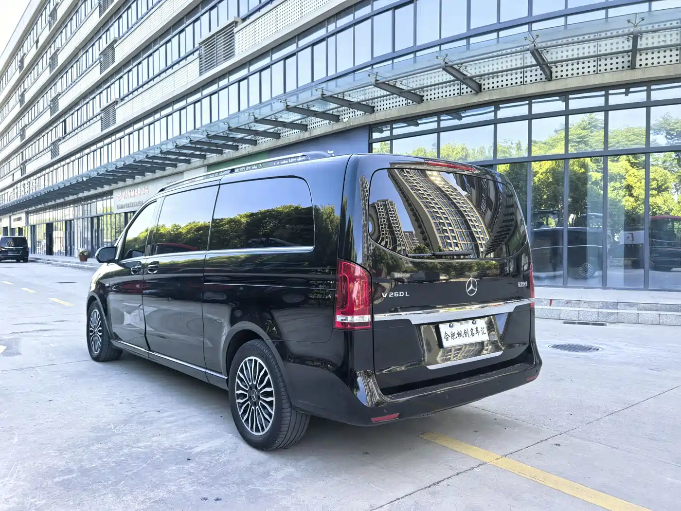 Mercedes-Benz V-Class 2017 Model V 260 L Premium Extended Edition фото 8
