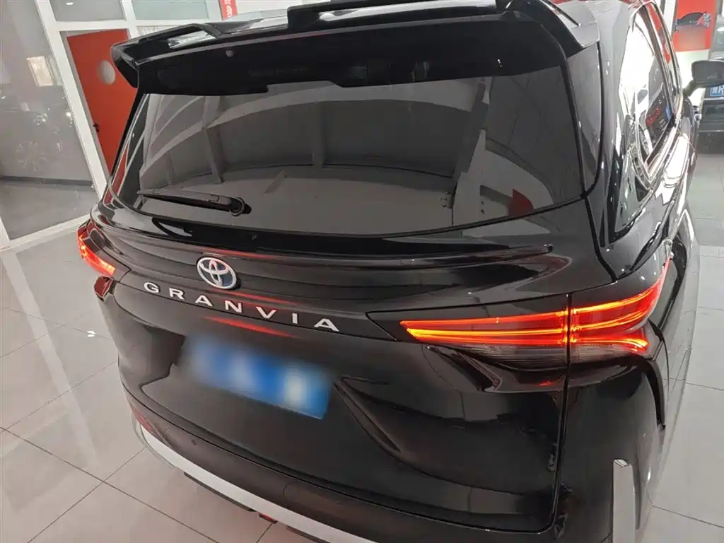 Toyota Granvia 2023 2.5L Hybrid Prestige PLUS Edition фото 6