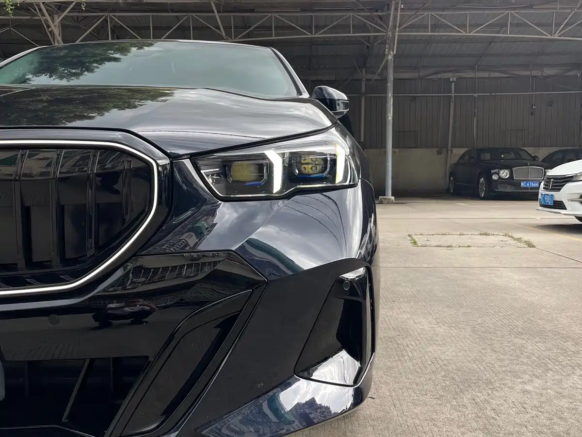 BMW 5 Series 2026 530Li Exclusive M Sport Package фото 8