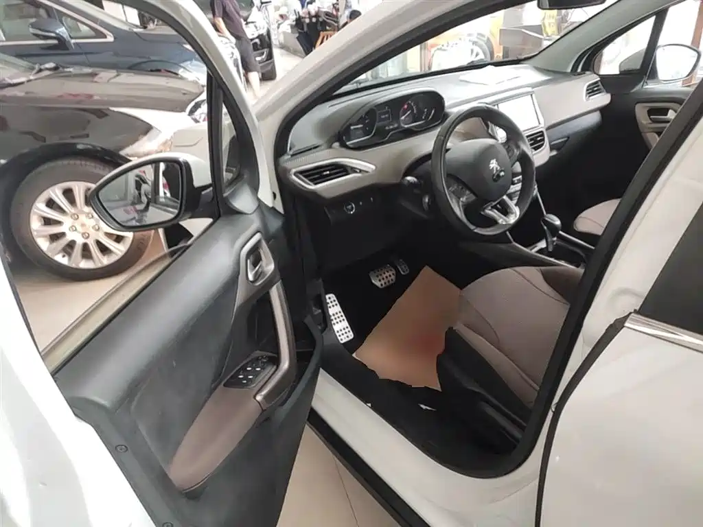 Peugeot 2008 2014 1.6L Automatic Navigation Edition фото 15